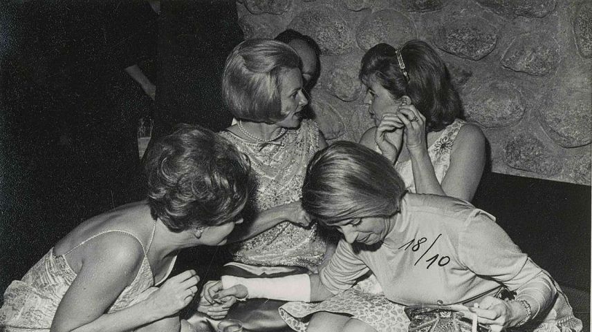 Schmuckgespräche und Getuschel. Foto: Badrutt‘s Palace, St. Moritz