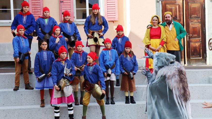 La squedra musicala da l’opera Uorsin vo a festager Chalandamarz. A dretta as vezza a Gianna Lunardi scu mamma ed a Chasper-Curò Mani scu bap (fotografia: Martin Camichel).