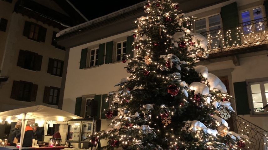 Der Silser Weihnachtsmarkt findet traditionell vor und neben der Chesa Cumünela statt.