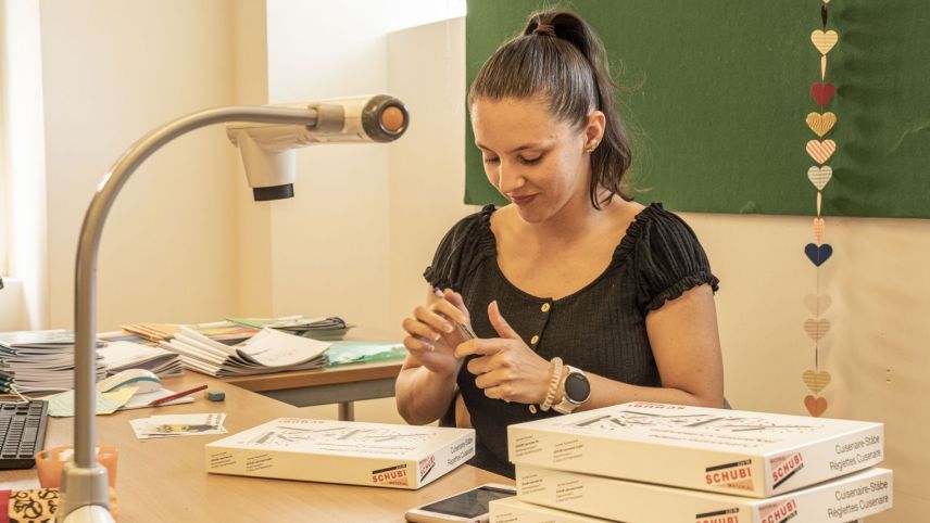 Marina Bischoff aus Celerina  ist eine frischgebackene Lehrerin. Sie wird an den Primarschulen in Zuoz und La Punt unterrichten. Die 22-Jährige bereitet sich bereits in den Sommerferien auf den ersten Schultag vor, beschriftet Heftmappen.....