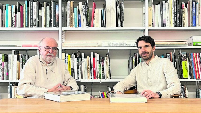 Hans-Jörg Ruch mit Sohn Andy Ruch in der Bibliothek des Architekturbüros Ruch & Partner in St. Moritz (Foto: Luigi Zanella).