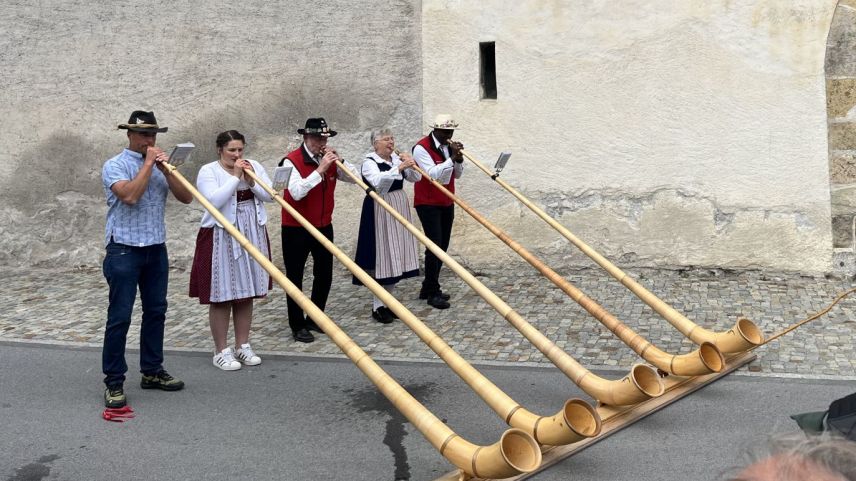Las tübas pisseran per ün'atmosfera festiva. fotografia: David Truttmann/FMR