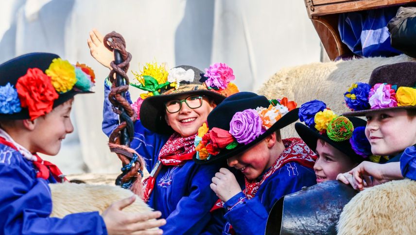 Die Schülerinnen und Schüler der Gemeinde S-chanf kehren nach Cinuos-chel zurück, wo der erste Chalandamarztag zu Ende geht. Foto: Jon Duschletta
