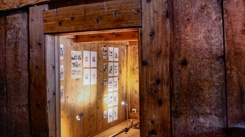 Invista ill'exposiziun illa Chasa Jaura a Valchava cun diesegns da Jon Bischoff. fotografia: Jon Duschletta