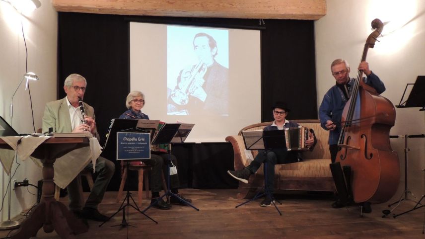 La Chapella Erni ha imbelli la sairada da la preschantaziun dal cudesch „«Las melodias dals randulins» da Jachen Erni. Quella ha gnü lö illa Grotta da cultura a Sent (fotografia: Benedict Stecher).