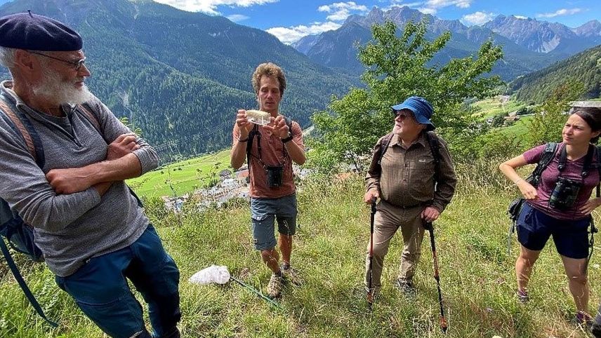 Daniel Scherl (Pro Natura Graubünden) präsentiert das Tier des Jahres: Die blauflügelige Ödlandschrecke Foto: David Jenny