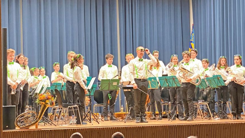 Die Musica da giuvenils La Plaiv/Zernez unter der Leitung von Reto Lehner sorgte für gute Stimmung. Foto: Not Janett