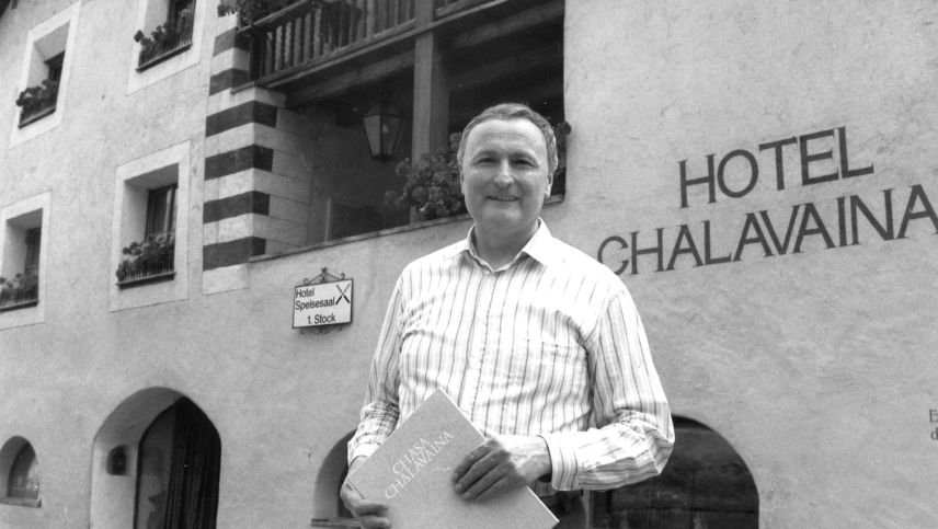 L’hotelier Jon Fasser (1941–2026), fotografà i’ls ons 90 davant sia Chasa Chalavaina (fotografia: Jakob Menolfi/Somedia).