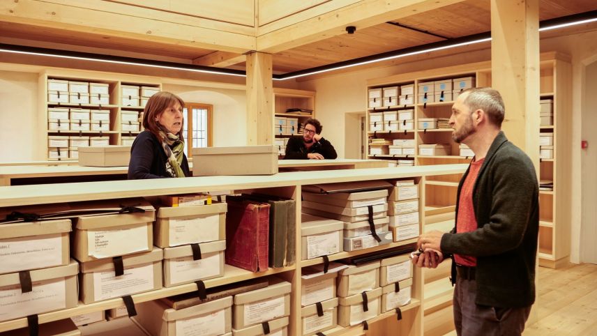 Kulturarchiv-Administratorin Andrea Schmid, Musikwissenschaftler Mathias Gredig und der Leiter des Kulturarchivs Oberengadin, Kurt Gritsch, in den neuen Archivräumlichkeiten in der Chesa Planta in Zuoz (von links).