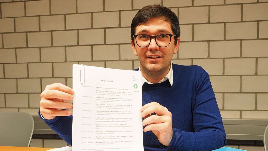 Denkt als Musiker, Historiker und Politiker und will auch so handeln: Omar Iacomella, der neue Operatore culturale der Pro Grigioni Italiana, Sektion Engadina. 		
Foto: Marie-Claire Jur