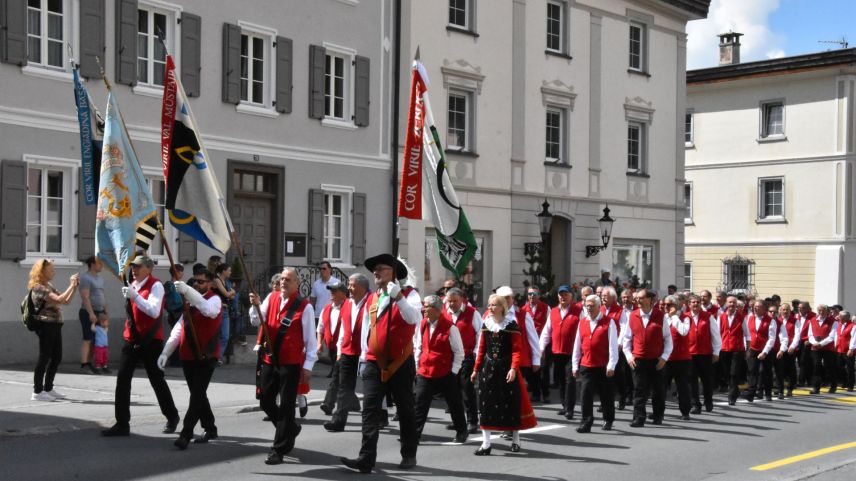 Die Società da musica Zernez führte den Umzug zum Schweizerischen Nationalparkzentrum an, wo sie ein Ständchen hielt. Foto: Bettina Gugger