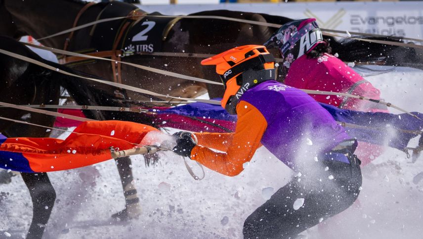 Beim Skikjöring kann es richtig zur Sache gehen und die Fahrerinnen und Fahrer müssen innerhalb von Millisekunden Entscheidungen fällen. Foto: Jean-Marie Delnon