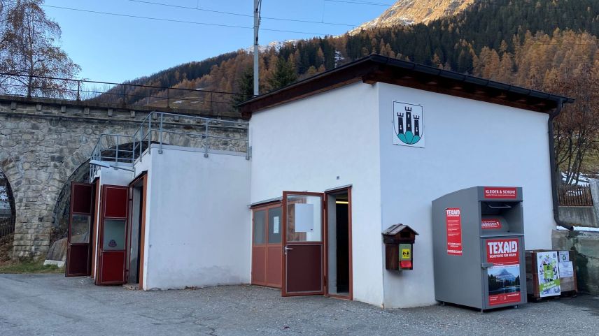 Quist local per ramassar immundizchas a Susch voul il cumün da Zernez laschar survagliar cun video, di e not, dadaint e dadoura (fotografia: Andri Netzer).