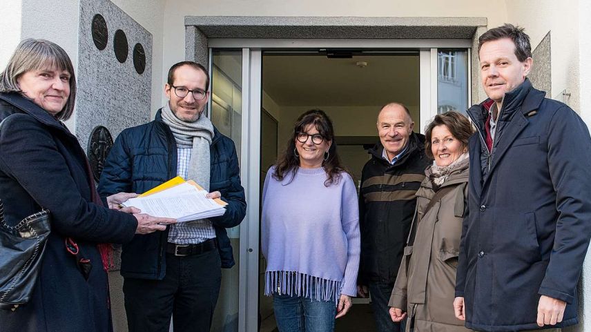 Das Initiativkomitee übergibt die Unterschriften Gemeindeschreiber Ueli Rechsteiner und seiner Stellvertreterin Gabi Bogner. 
Foto: Reto Stifel