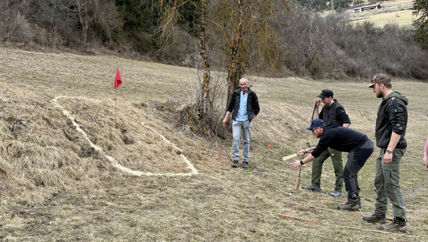 Das Einlochen ist Präzisionsarbeit. Foto: Fadrina Hofmann