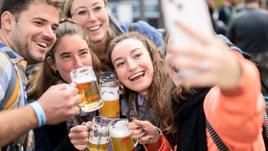 L’eivna chi vain ha lö fingià l’otavla spassegiada da biera in muntogna da Tschlin fin Ramosch (fotografia: Dominik Täuber).