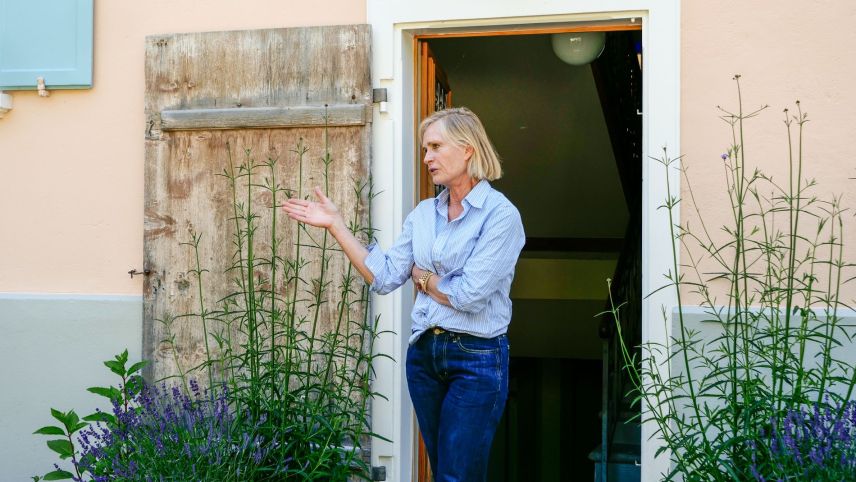 Ladina Florineth, Gastgeberin der gemütlichen und kunstaffinen Villa Flor in S-chanf.