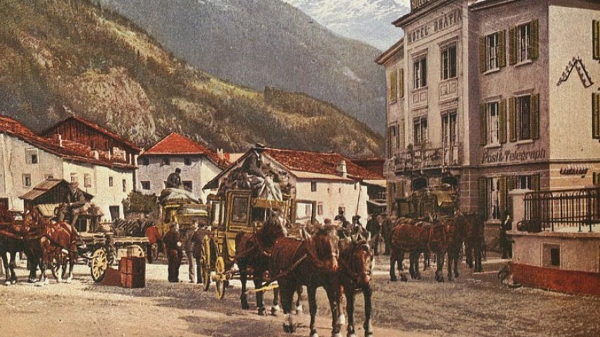 Das lebhafte Treiben des Passdorfes Susch auf einer historischen Postkarte festgehalten. Foto: z.Vfg.