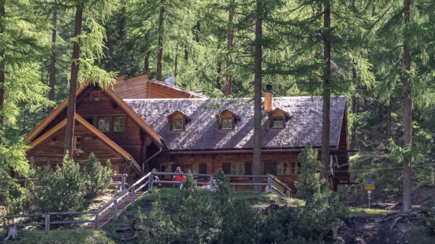 Tenor il Parc Naziunal Svizzer e’ls nouvs manaders da gestiun d’eira la prüma stagiun cul nouv concept illa Chamonna Cluozza ün grond success (fotografia: mad).