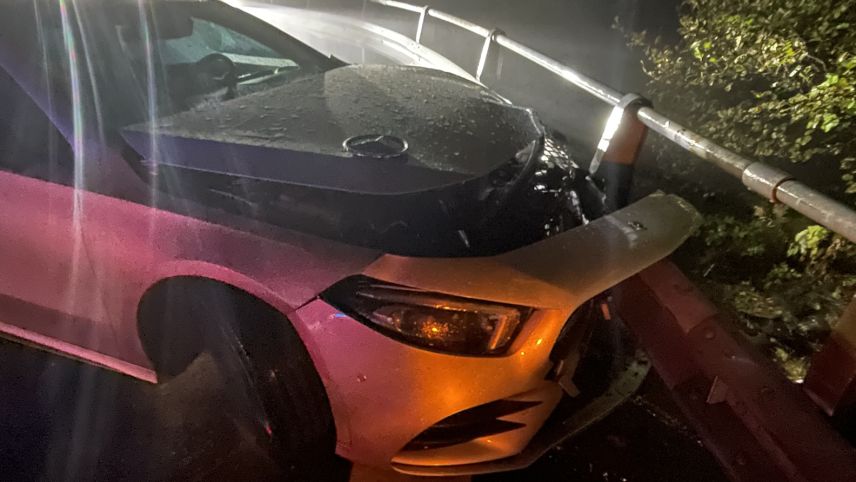 Ein Automoblist kollidierte bei La Rösa mit der linksseitigen Leitplanke. Foto: Kantonspolizei Graubünden