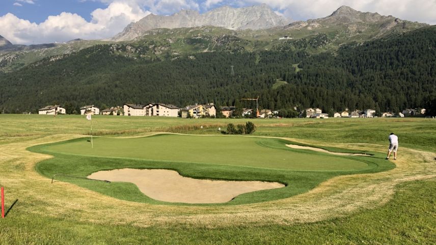 Der Vier-Loch-Golfplatz des Parkhotels Margna mit seinen Kunstrasenflächen steht in der Kritik.     Foto: Marie-Claire Jur
