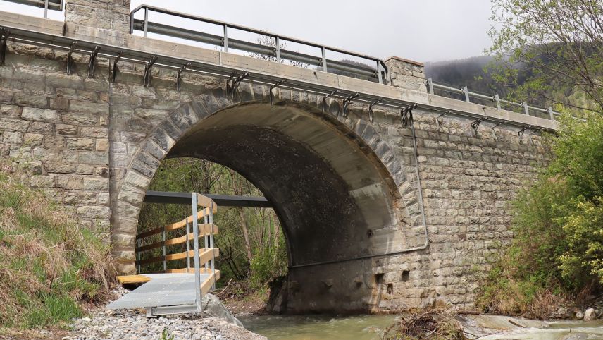 Il nouv pionch da la senda «a la riva dal Rom» maina suot la punt da la via chantunala oura (fotografia: Martin Camichel).