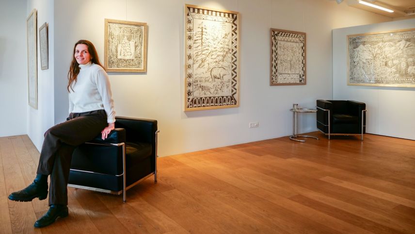 Pia Kühnemann in der Central Art Gallery St. Moritz mit ihren naturbasierten, sgraffitoähnlichen Bildern. Fotos: Jon Duschletta