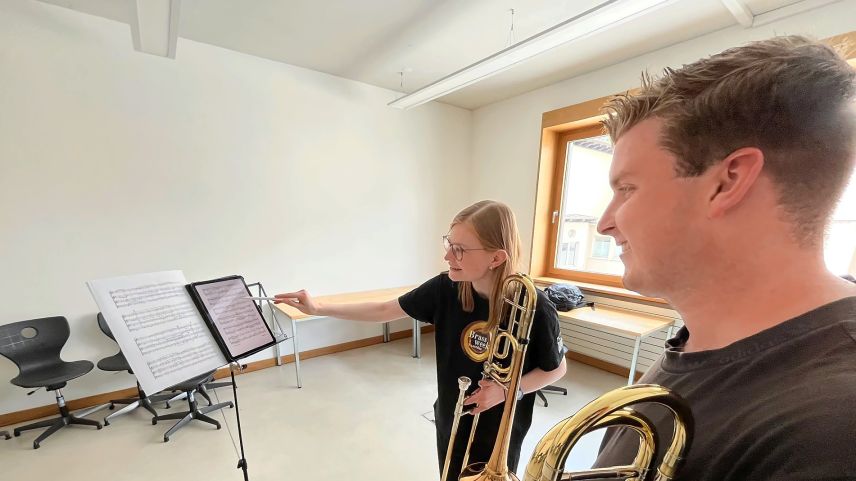 Hier ist Louise Pollock mit einem ihrer Schüler zu sehen, wie sie eine schwierige Stelle üben. Foto: Andrea Gutgsell