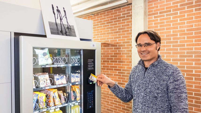 Cun üna fotografia da figüras da Giacometti ha il team intuorn Thomas Brunner influenzà chenüns snacks cha vegnan cumprà e mangà. fotografia: Jürg Vollmer