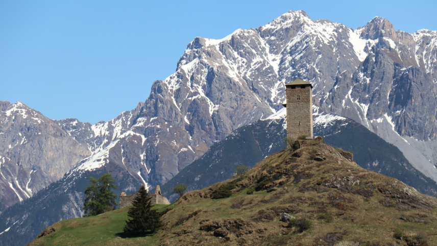 Il mot da chastè da Steinsberg cun la chapella San Luzi a schnestra (fotografia: Martin Camichel).