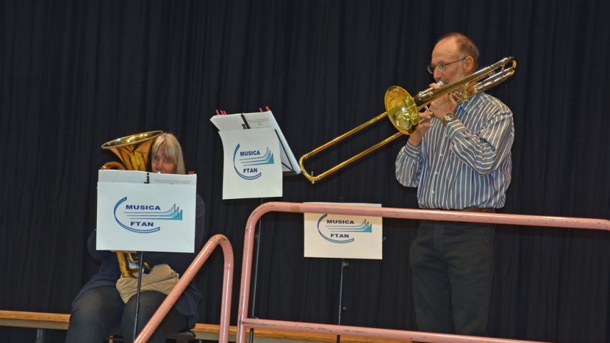 L’ensemble «Deep Harmonie» da Samedan cun Corina Good al eufonium e Gino Paganini culla posauna (fotografia: Nicolo Bass).