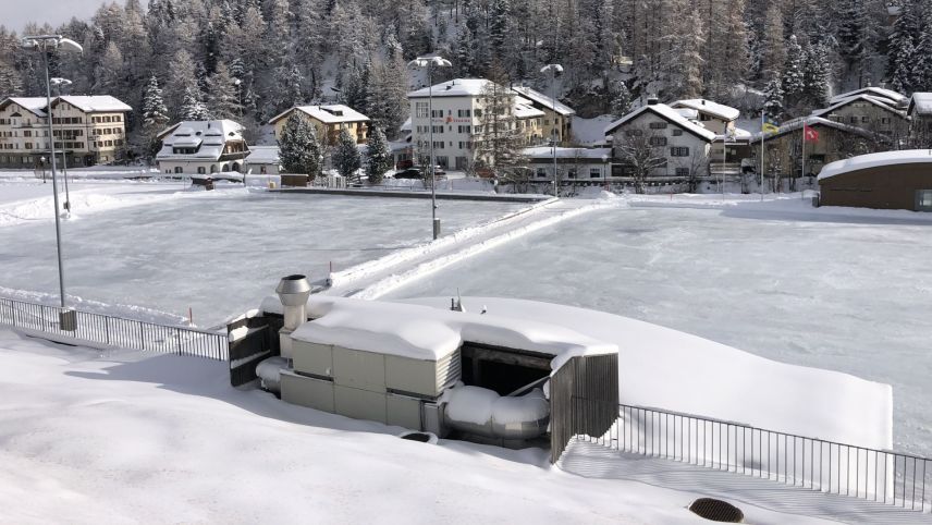 Blick auf den winterlichen Sportplatz Muot Marias: Die zwei Natureisfelder sind zur Zeit der Aufnahme noch nicht fertiggestellt.
Foto: Marie-Claire Jur