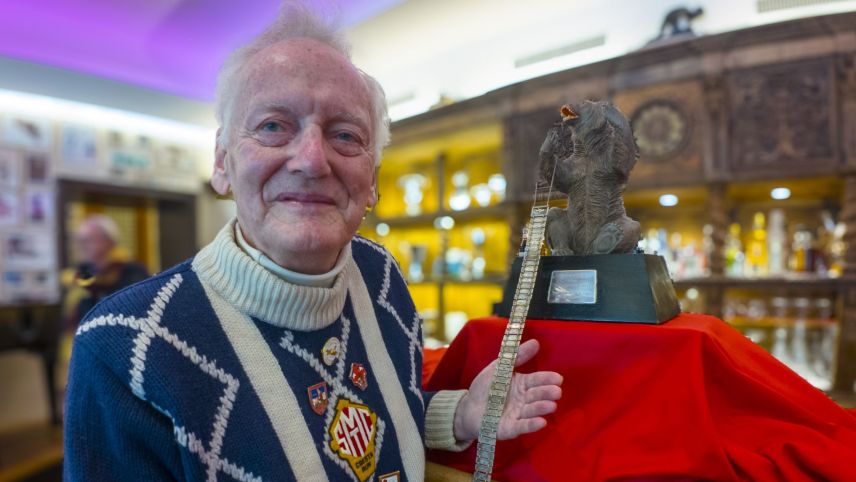 Stephen Bartley mit der Kette aller Namensplakette der Sieger seit 1965