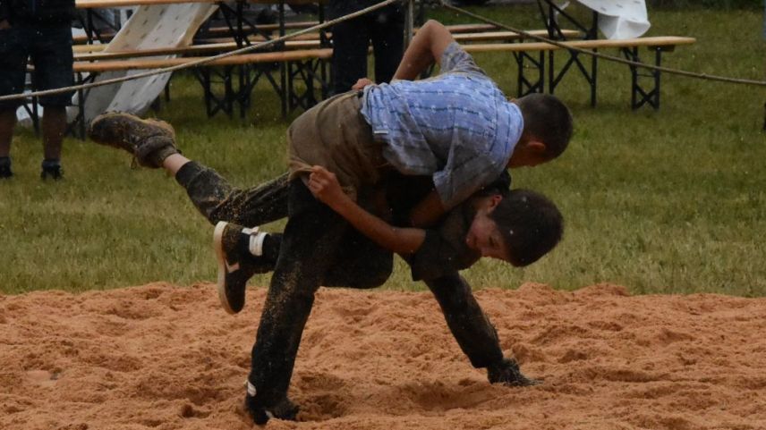 Quist on la giuventüna a Tarasp, quist on chi vain seguan lura ils creschüts: La Festa da luotta grischuna-glarunaisa ha lö la mità da gün sülla Motta Naluns a Scuol (fotografia: Nicolo Bass).