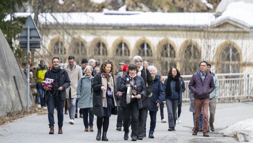 Üna spassegiada poetica i’ls contuorns dal center cultural da Nairs haja dat in sonda davomezdi – üna «promenade poetique» – cull’autura Tina Planta-Vital  e la percussiunista Béatrice Graf (fotografia: Mayk Wendt).