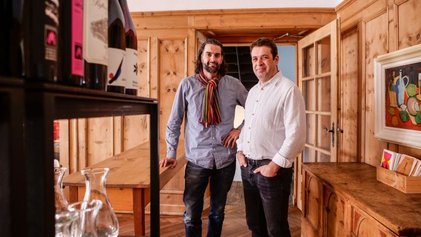 Gian Luis Cagienard (a schnestra) es tuornà in sia patria Engiadina e Bruno Cruz tuorna in sia patria Portugal (fotografia: Jon Duschletta).