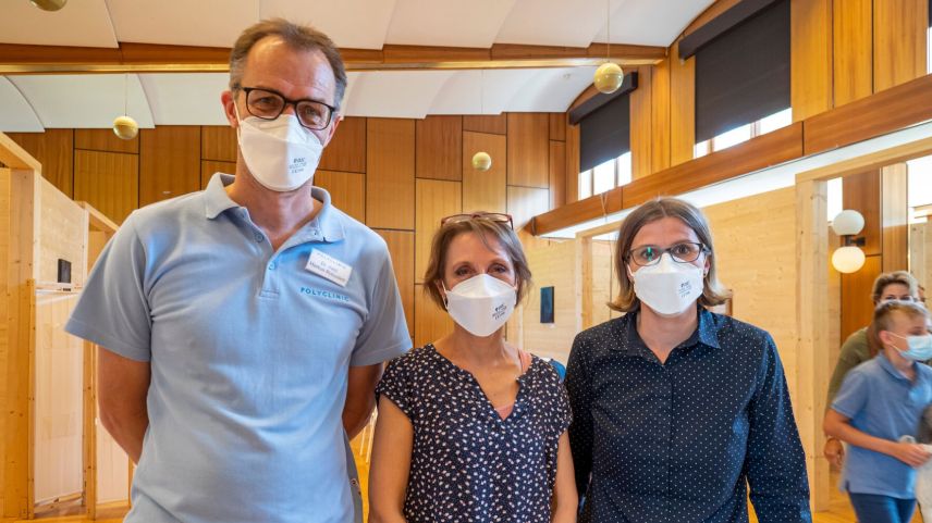 Verwaltungsratspräsident Markus Robustelli und CEO Carmen Loepfe ziehen ein positives Fazit. Kinderärztin Cathrin Büchi (Mitte) ist bei den Impfungen der Kinder und Jugendlichen vor Ort. Fotos: Daniel Zaugg