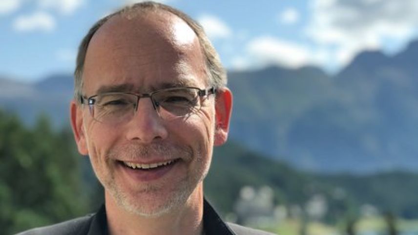 Andreas Wassmer es daspö quatter ans e mez ravarenda refurmo a San Murezzan. In duos eivnas banduna el l’Engiadina (fotografia: mad).