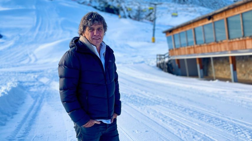 André Lüthi ist ein weitgereister Mann, ein passionierter Skifahrer und ein Kenner der Tourismusbranche. Foto: Fadrina Hofmann