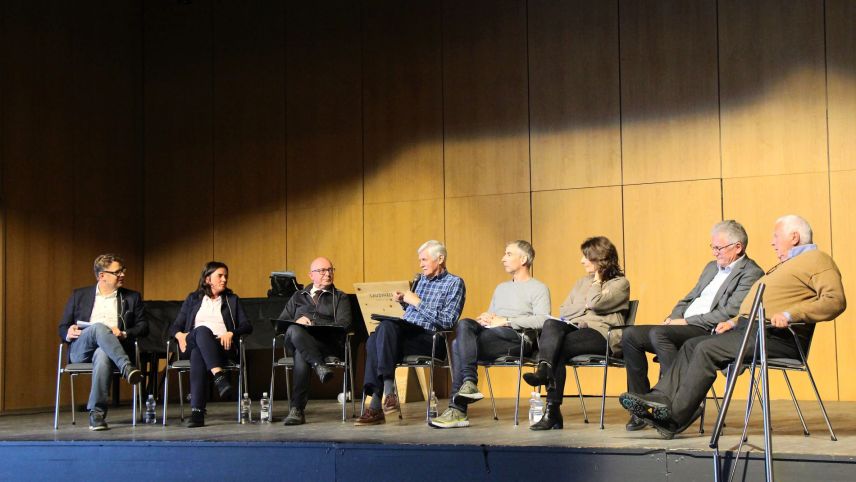Unter der Moderation von Andrea Gutgsell (v. l.) diskutierten Franca Dietrich, Didier Meyer, Martin Krähenbühl, Sergio Compagnoni, Anna Giacometti, 
Urs Hardegger, Attilio Bivetti ethische Fragen der Freitodbegleitung. Foto: Stefanie Wick Widmer