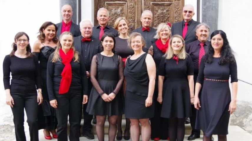 L’ensemble da La Cumbricula cun sia dirigenta Selina Bontognali-Fluor, terza da schnestra (fotografia: mad).