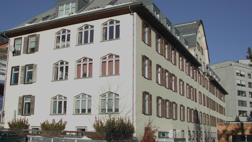 La butia da l’Ufficina es darcho turneda i’l ospidel vegl da Samedan (fotografia: Societed Movimento).