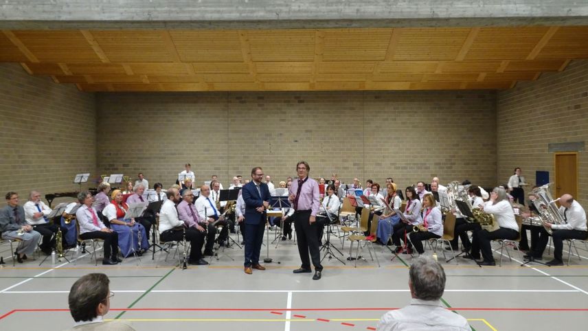 Der Präsident der Musikkommission des Musikbezirkes 1, Reto Mayer (rechts), bedankte sich anlässlich des Konzertes beim Dirigenten Gian Stecher für das tolle Musikwochenende (Foto: Not Janett).