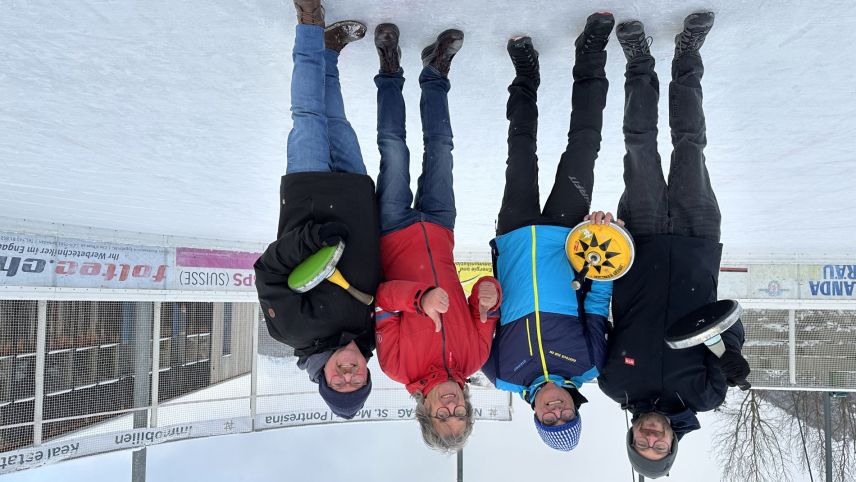 RTR Engiadina gewinnt die Eisstock-Schweizermeisterschaft für Medienleute. Von links: Flurin Juon, Otto Davatz, 
Reto Mayer und Roman Dobler. Foto: Nicolo Bass