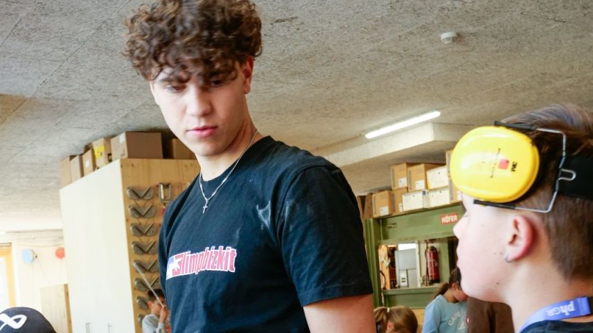 Der Jungstudent der Pädagogischen Hochschule Graubünden PHGR, Samuel Walther aus Müstair, begleitete die MINT-Woche in der Val Müstair und übte sich erstmals in der Praxis.