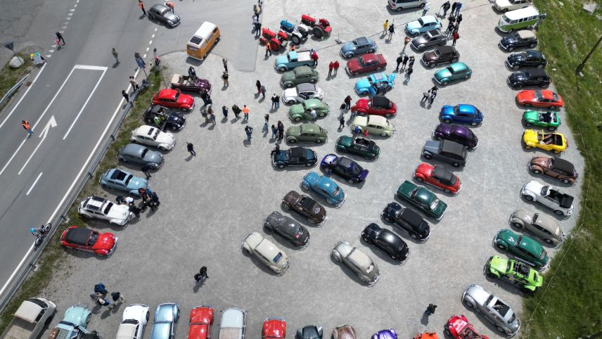 Die aufgereihten Käfer unter freiem Himmel auf dem Ospizio Bernina zogen viele neugierige Blicke von Passanten und Touristen auf sich. Fotos: z. Vfg