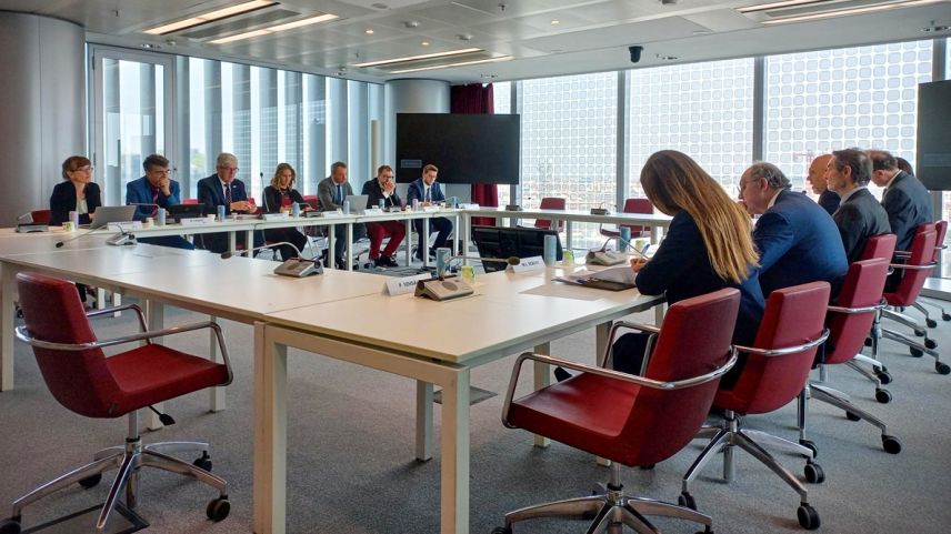 Die Vertreter der Bündner Regierung (links) beim Treffen mit Vertretern der Region Lombardei in Mailand. Foto: Standeskanzlei Graubünden