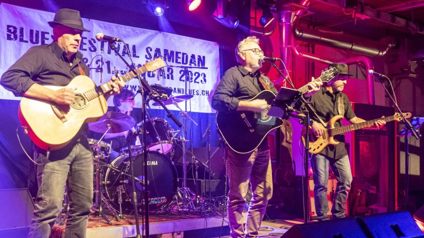 Dog on The Feet; (V. l. n. r.) Carlo Tognoni, Cisco Portone (Hintergrund, Drums), Luzi Heimgartner, Marco Iten.     Foto: Tiago Almeida