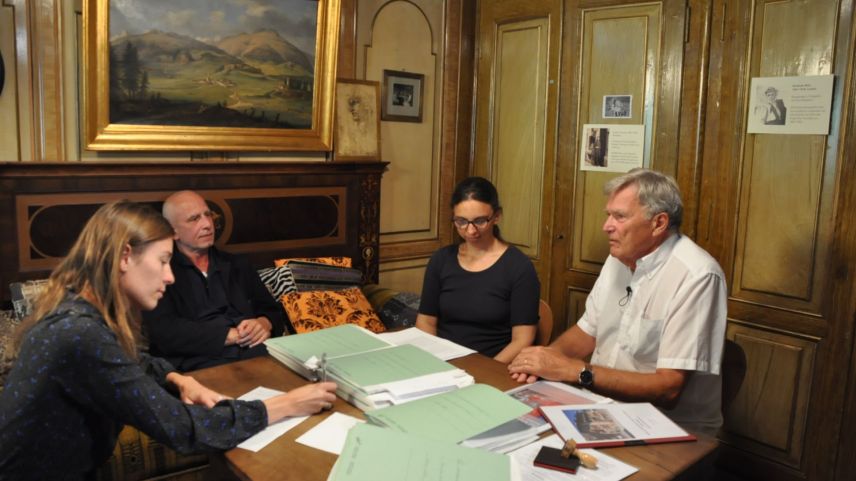 Feierlicher Moment: Diana Pedretti und Florio Puenter (links) nehmen von Antonia Bertschinger und Luzi Schucan die Dokumente in Empfang.    Foto: Marie-Claire Jur