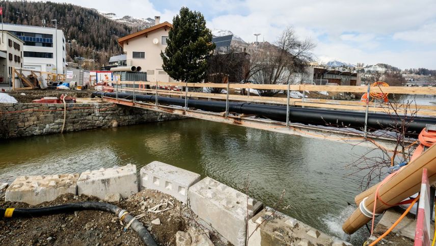 Die beiden schwarzen Leitungen fördern das Schmutzwasser derzeit noch mittels eines provisorischen Hilfspumpwerks über den Inn und in die Sammelbecken des Pumpwerks Ludains. Foto: Jon Duschletta